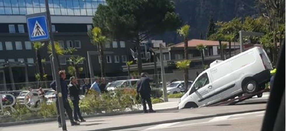 Fa manovra fuori dall'hotel ma finisce nella vasca d'acqua